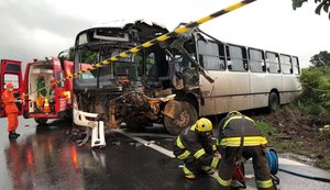 Três ficam feridos após colisão entre ônibus e carreta