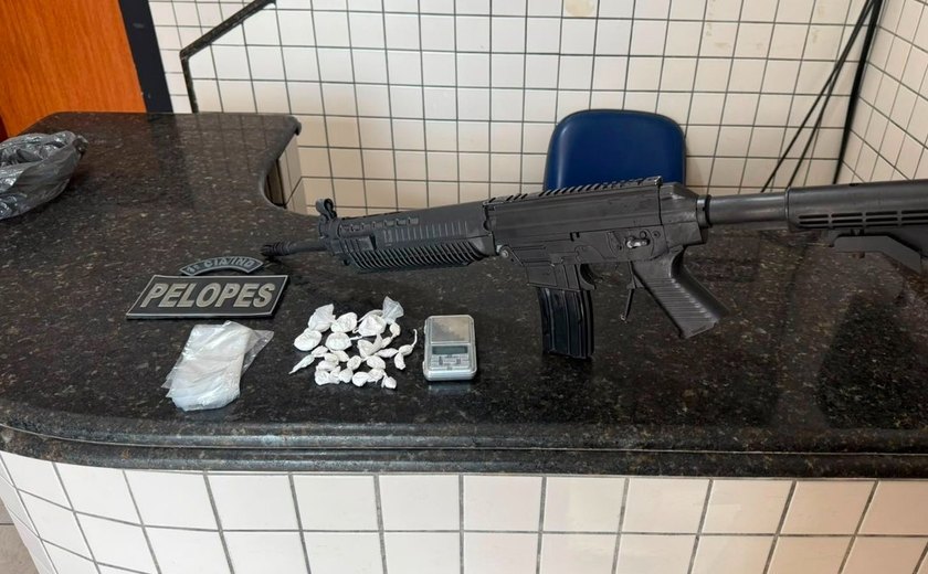 Jovem é preso com simulacro de fuzil e cocaína em São Miguel dos Campos