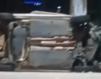 Colisão entre dois veículos termina com carro capotado em Cruz das Almas