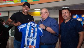 Elton chega a Maceió para ser o novo camisa 9 do CSA