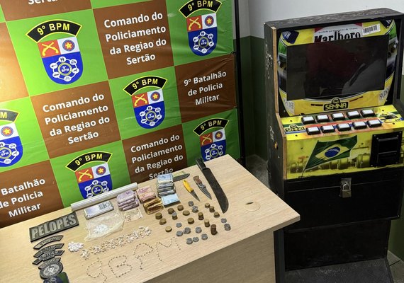 Casal é preso com drogas, armas brancas e máquina caça-níquel em Delmiro Gouveia