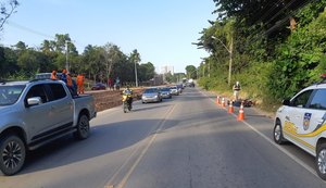 Motoqueiro tenta ultrapassar outra moto e morre ao ser atingido por caminhão em Maceió