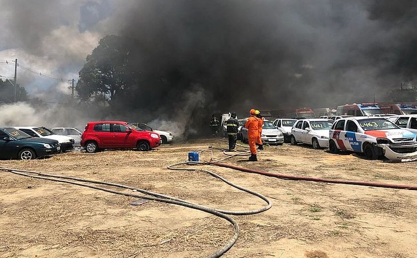 Incêndio em galpão de leilão de veículos na parte alta de Maceió