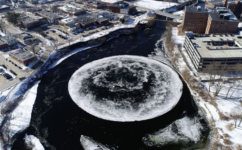 Placa de gelo em forma de círculo chama atenção em rio nos EUA