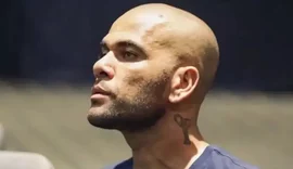 Em liberdade condicional, ex-jogador Daniel Alves 'se converte' e pode virar cantor gospel; veja vídeo