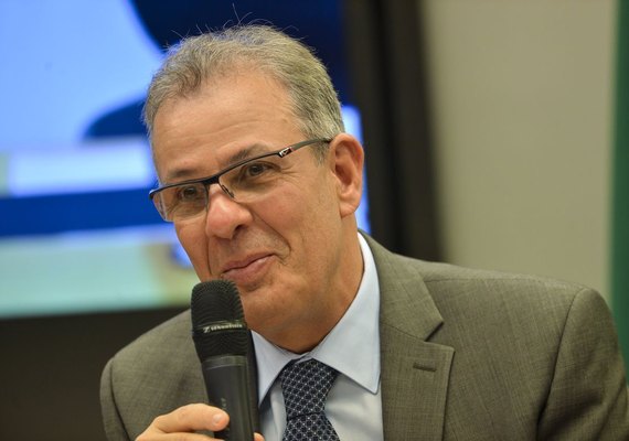 Ministro diz que preço do gás natural inviabiliza indústria nacional