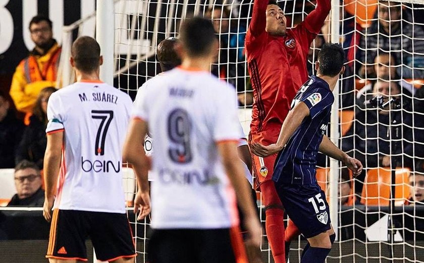 Valencia toma gol no último minuto e encosta na zona de rebaixamento