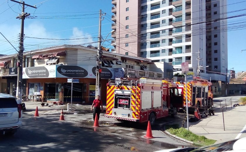 Incêndio de grandes proporções atinge loja e mata 10 gatos na parte baixa de Maceió