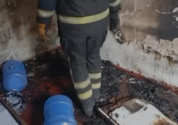Incêndio atinge casa e homem é socorrido após inalar fumaça na Ponta Grossa