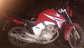 Policiais do Cisp de Cajueiro prendem indivíduos com moto roubada