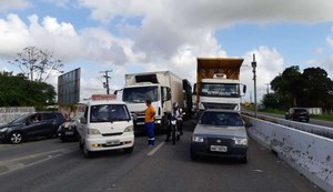 Sem abastecimento de água, populares bloqueiam trecho da BR-104 no Km 87