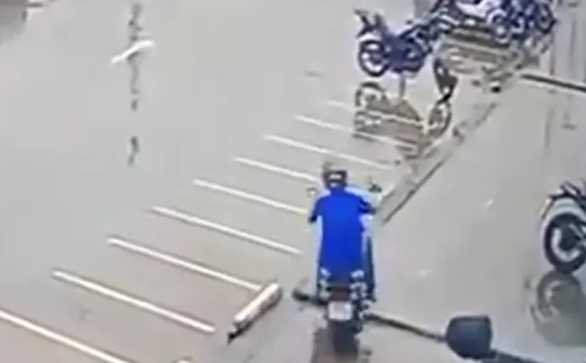 Homem destrava e furta motocicleta em estacionamento de supermercado