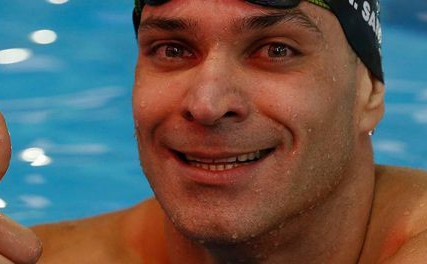 Nadador brasileiro bate recorde mundial nos 50 metros borboleta