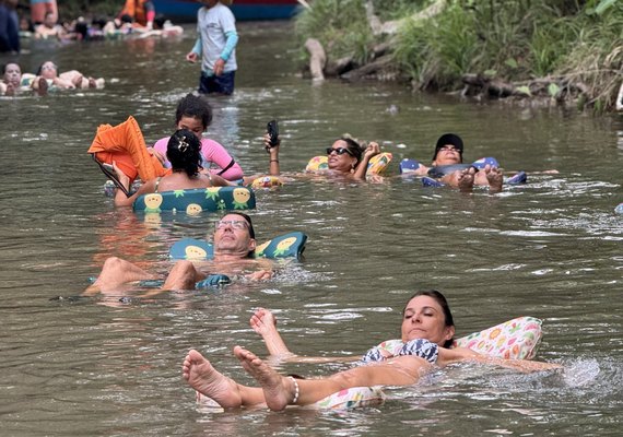 Flutuação no Rio Gelado: brincadeira de crianças ribeirinhas vira destino turístico disputado em Alagoas