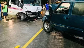 Seis pessoas ficam feridas em colisão entre van e caminhonete, em Rio Largo