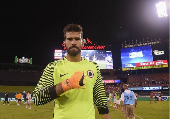 Goleiro Alisson negocia renovação de contrato com a Roma