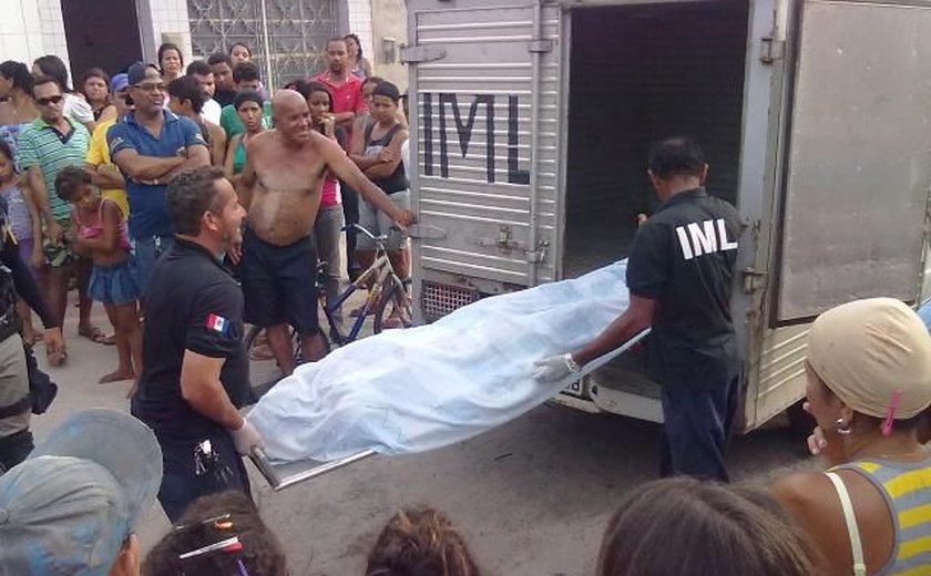 Homem é brutalmente assassinado na porta de casa na periferia de Maceió