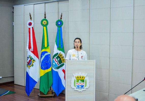 Vereadora defende alunos da Uncisal que estão em risco de não concluir cursos