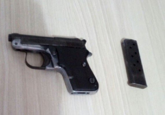 Camareira confunde pistola com um isqueiro e atira em colega na Itália