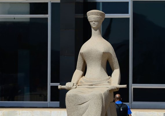 STF suspende julgamento que proíbe demissão de não vacinados