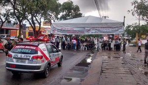 Manifestantes bloqueiam Avenida Durval de Góes Monteiro