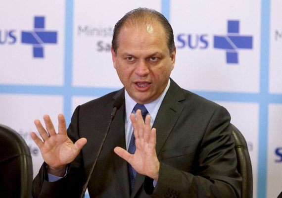 Ministro da Saúde será investigado por promessas em eleições deste ano