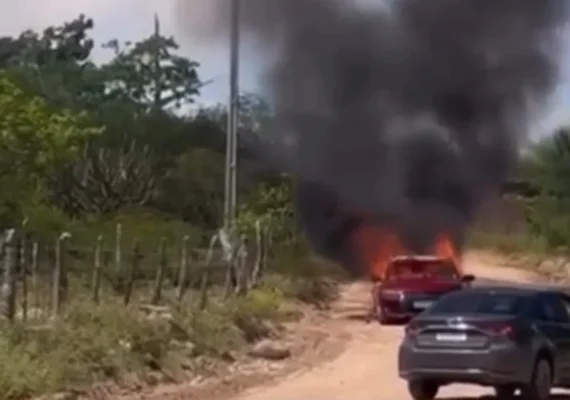 Carro é destruído por incêndio em estrada vicinal no Sertão de Alagoas