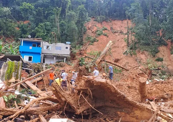 Sobe para 64 o número de corpos encontrados após chuvas no Litoral Norte