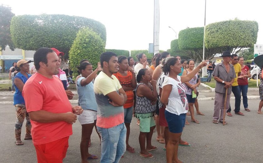 Servidores protestam em Cajueiro reivindicando salários atrasados e 13º