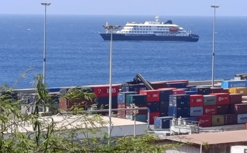 Passageiros começam a deixar navio onde houve surto de hantavírus