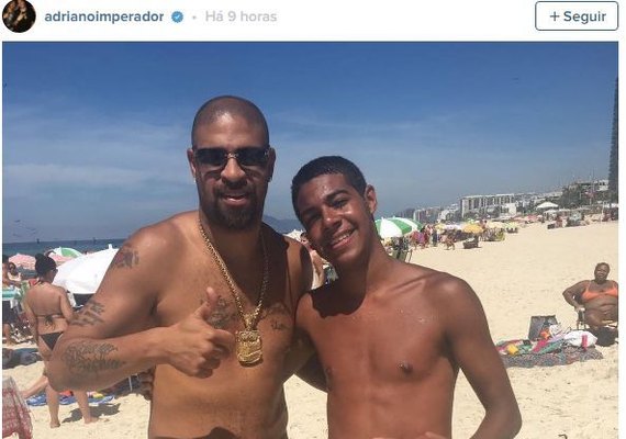 Adriano Imperador curte praia no Rio e avisa fãs: “Estou solteiro”