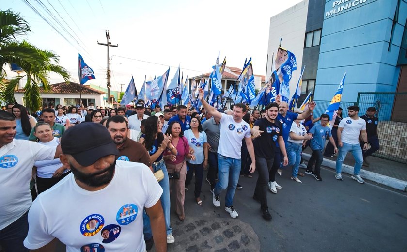 Lucas Barbosa é recebido por multidão em grande ato político em Feira Grande