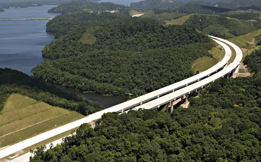 Caminhão interdita Rodoanel em São Paulo e PM e esquadrão antibombas são acionados