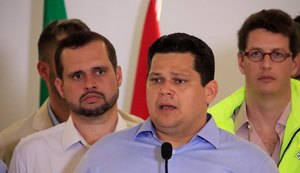 Presidente em exercício, Davi Alcolumbre anuncia MP para limpeza de praias do Nordeste