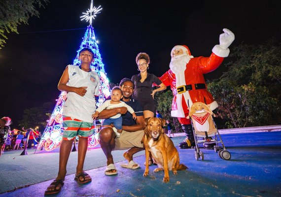 Moradores do Vergel do Lago se encantam com o brilho do Natal na Parada Natalina