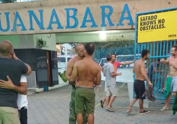 Leonardo Vieira curte noitada sem camisa e beija muito em festa