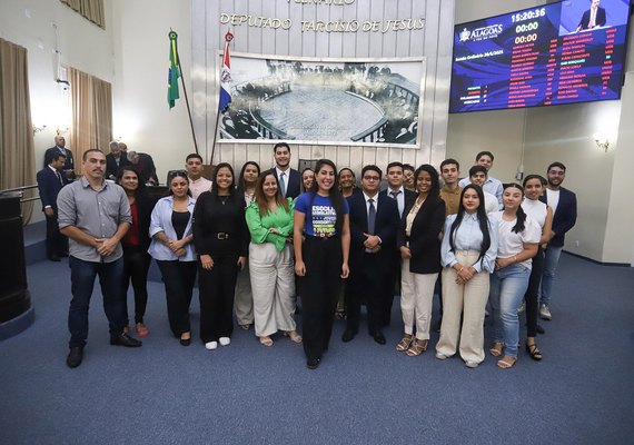 Estudantes de Direito participam de imersão na Assembleia Legislativa guiados pela deputada Gabi Gonçalves