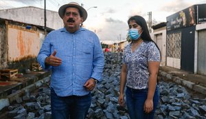 Prefeito Gilberto fiscaliza obras de drenagem e pavimentação do Conjunto Cruzeiro do Sul