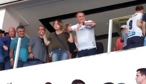 Bolsonaro vai à Vila Belmiro e é xingado em coro pela torcida