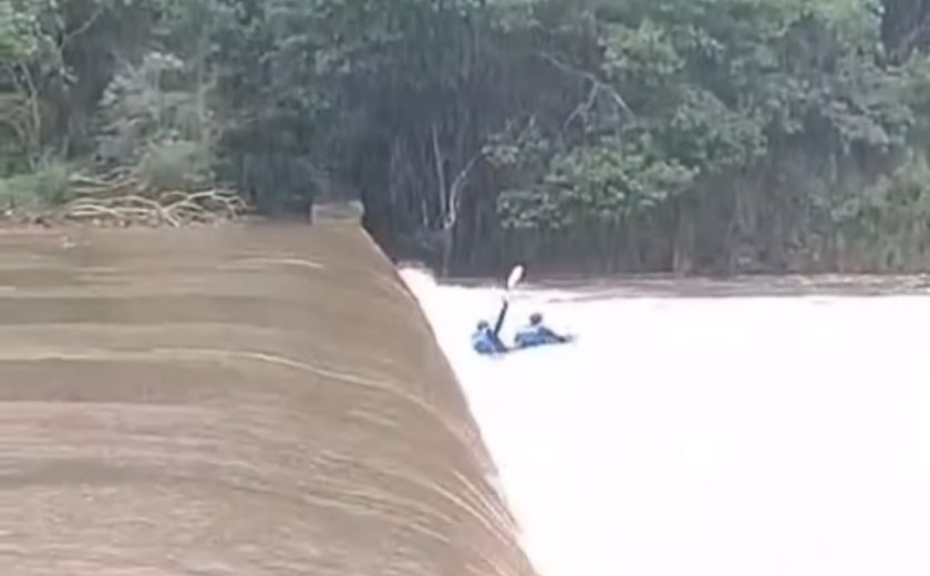 Vídeo de outro ângulo mostra quando ex-prefeito de Quebrangulo perdeu controle e caiu de caiaque