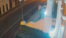 Câmeras registram furto de refletores na Associação Comercial; veja vídeo