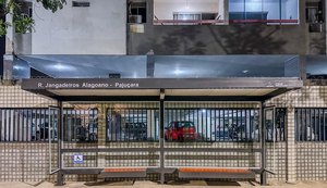 Prefeitura instala novo abrigo de ônibus na Rua Jangadeiros Alagoanos