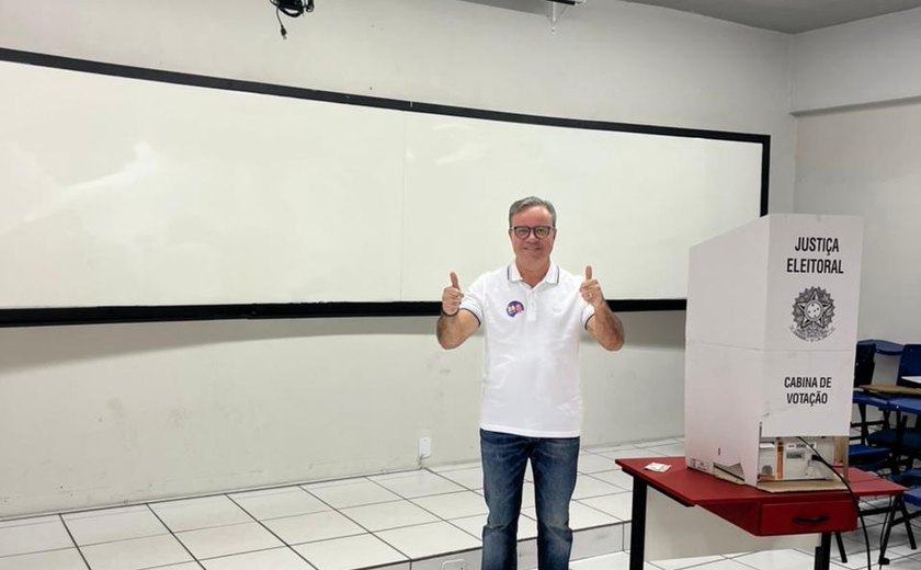 Luciano Almeida, candidato ao Governo de Alagoas, votou no Colégio Contato, em Maceió
