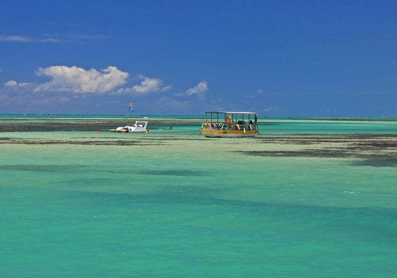Paripueira tem piscinas naturais e águas mansas