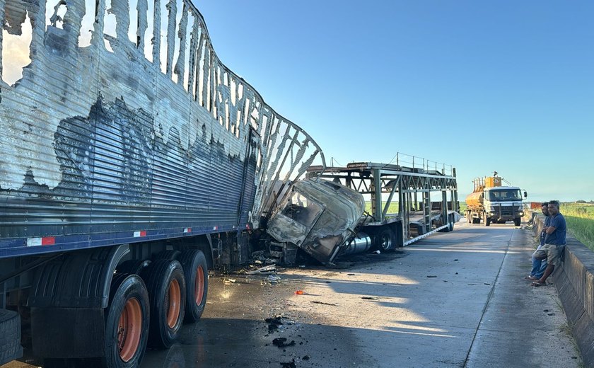 Colisão entre duas carretas deixa veículos em chamas e um motorista ferido na BR-101