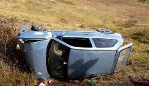 Carro capota em Igreja Nova e acidente deixa dois feridos