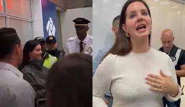 Fãs brasileiros recebem cantora Lana Del Rey no Aeroporto do Galeão