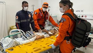 Motociclista de 60 anos sofre grave lesão após colisão ao desviar de criança