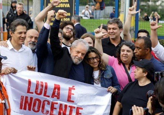 Ex-presidente Lula deixa a prisão em Curitiba após decisão do Supremo Tribunal Federal
