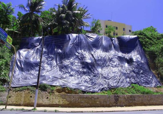 Prefeitura finaliza trabalho de manutenção na encosta da Avenida Leste-Oeste